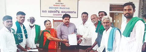 ಎಫ್‌ಐಡಿ ನಿಯಮ ಸಡಿಸಲಿಸುವಂತೆ ಒತ್ತಾಯಿಸಿ ಹೂವಿನಹಡಗಲಿಯಲ್ಲಿ ತಹಸೀಲ್ದಾರ್ ಕೆ.ಎಂ.ಗುರುಬಸವರಾಜಗೆ ಕರ್ನಾಟಕ ರಾಜ್ಯ ರೈತಸಂಘದಿಂದ ಮನವಿ ಸಲ್ಲಿಸಲಾಯಿತು. 