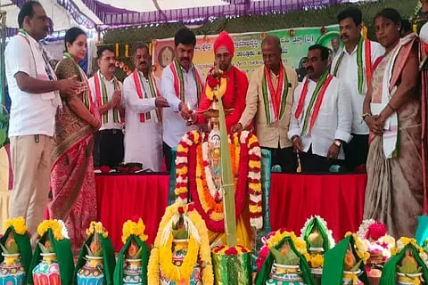 ಆನವಟ್ಟಿಯಲ್ಲಿ ಧರ್ಮಸ್ಥಳ ಯೋಜನೆಯಿಂದ ಆಯೋಜಿಸಿದ್ದ ಮೃತ್ಯುಂಜಯ ಹೋಮ, ಧಾರ್ಮಿಕ ಸಭಾ ಕಾರ್ಯಕ್ರಮವನ್ನು ಸಂಸದ ಬಿ.ವೈ.ರಾಘವೇಂದ್ರ ಉದ್ಘಾಟಿಸಿದರು. ಶ್ರೀ ಮಹಾಂತ ಸ್ವಾಮೀಜಿ, ಜಯಂತಿ, ದಿನೇಶ್ ನಾಯ್ಕ, ಪ್ರವೀಣಕುಮಾರ್ ಇತರರಿದ್ದರು.
