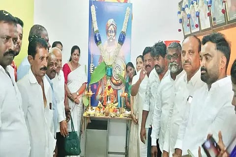 ಭದ್ರಾವತಿ ನಗರದ ಅಪ್ಪರ್‌ಹುತ್ತಾದಲ್ಲಿ ಏರ್ಪಡಿಸಿದ್ದ ನಾಡಪ್ರಭು ಕೆಂಪೇಗೌಡ ಜಯಂತಿಯನ್ನು ಶಾರದಾ ಅಪ್ಪಾಜಿ ಉದ್ಘಾಟಿಸಿದರು. ಟಿ.ಚಂದ್ರೇಗೌಡ, ಬಾಲಕೃಷ್ಣ ಇತರರಿದ್ದರು.