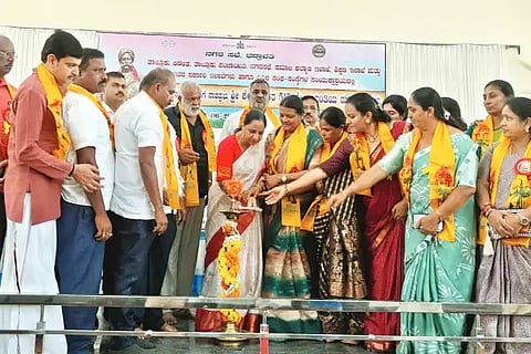 ಭದ್ರಾವತಿಯಲ್ಲಿ ಆಯೋಜಿಸಿದ್ದ ನಾಡಪ್ರಭು ಕೆಂಪೇಗೌಡ ಜಯಂತಿ ಕಾರ್ಯಕ್ರಮವನ್ನು ವಿಧಾನ ಪರಿಷತ್ ಸದಸ್ಯೆ ಬಲ್ಕಿಶ್ ಬಾನು  ಉದ್ಘಾಟಿಸಿದರು. ಬಿ.ಕೆ.ಮೋಹನ್, ಎನ್.ಹೇಮಂತ್, ಬಿ.ಎಸ್.ಗಣೇಶ್ ಇತರರಿದ್ದರು.
