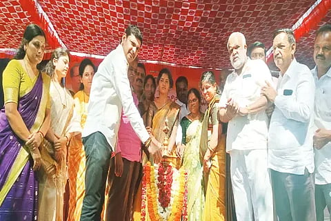 ಭದ್ರಾವತಿ ತಾಲೂಕಿನ ಕಾರೇಹಳ್ಳಿ ಗ್ರಾಮದಲ್ಲಿ ಆಯೋಜಸಿದ್ದ ಗ್ಯಾರಂಟಿ ಯೋಜನೆ ಸಮಿತಿ ಸಭೆಯನ್ನು ತಾಲೂಕು ಅಧ್ಯಕ್ಷ ಬಿ.ಎಸ್.ಗಣೇಶ್ ಉದ್ಘಾಟಿಸಿದರು. ಎಸ್.ಕುಮಾರ್, ಬಿ.ಕೆ.ಮೋಹನ್ ಇತರರಿದ್ದರು.
