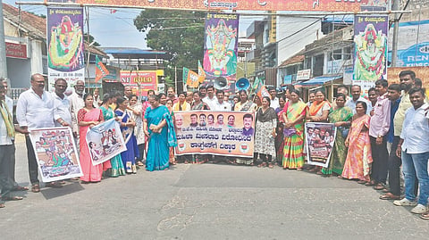 ಭದ್ರಾವತಿಯಲ್ಲಿ ಬಿಜೆಪಿ ತಾಲೂಕು ಮಹಿಳಾ ಮೋರ್ಚಾದಿಂದ ಸೋಮವಾರ ಪ್ರತಿಭಟನೆ ನಡೆಸಲಾಯಿತು. ಅನ್ನಪೂರ್ಣಾ, ಸರಸ್ವತಿ, ಶಕುಂತಲಾ ಇತರರಿದ್ದರು.