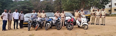 ಬಂಧಿತ ಕಳ್ಳರಿಂದ ವಶಪಡಿಸಿಕೊಂಡ ಬೈಕ್​, ಕಾರು, ಆಟೋಗಳೊಂದಿಗೆ ಬಿಡದಿ ಠಾಣೆ ಪೊಲೀಸರು.