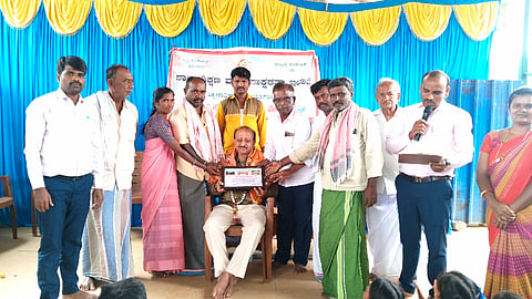 ಶಿರಾ ತಾಲೂಕು Desk ಬುಕ್ಕಾಪಟ್ಟಣ ಹೋಬಳಿ ಗಾಣದ ಹುಣಸೆ ಗ್ರಾಮದ ಶಾಲೆಯಲ್ಲಿ ಹಮ್ಮಿಕೊಂಡಿದ್ದ ಕಾರ್ಯಕ್ರಮದಲ್ಲಿ ಸಮಾಜ ಸೇವಕ, ಬಿಆರ್​ಎಂ ಸತ್ಯನಾರಾಯಣ ಅವರನ್ನು ಸನ್ಮಾನಿಸಲಾಯಿತು. ಮುಖ್ಯಶಿಕ್ಷಕ ನರಸಿಂಹಮೂರ್ತಿ, ಎಸ್​ಡಿಎಂಸಿ ಅಧ್ಯಕ್ಷ ಶಾಂತಕುಮಾರ್​, ಉಪಾಧ್ಯಕ್ಷೆ ಸವಿತಾ ಇದ್ದರು.