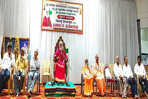 ಚಿಕ್ಕಮಗಳೂರಿನ ಶ್ರೀ ಜಗದ್ಗುರು ರೇಣುಕಾಚಾರ್ಯ ಸಮುದಾಯ ಭವನದಲ್ಲಿ ಬುಧವಾರ ಶ್ರೀ ಜಗದ್ಗುರು ರೇಣುಕಾಚಾರ್ಯ ಜಯಂತಿ ಯುಗಮಾನೋತ್ಸವ ಹಾಗೂ ಭಕ್ತಿ ಭಂಡಾರಿ ಶ್ರೀ ಬಸವೇಶ್ವರ ಜಯಂತಿ ಅಂಗವಾಗಿ ಜರುಗಿದ ಜನ ಜಾಗೃತಿ ಧರ್ಮ ಸಮಾರಂಭದ ಸಾನ್ನಿಧ್ಯ ವಹಿಸಿ ಬಾಳೆಹೊನ್ನೂರು ಶ್ರೀ ರಂಭಾಪುರಿ ಡಾ. ವೀರಸೋಮೇಶ್ವರ ಜಗದ್ಗುರುಗಳು ಆಶೀರ್ವಚನ ನೀಡಿದರು.