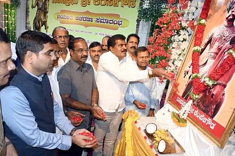 ಚಿಕ್ಕಮಗಳೂರಿನ ಕುವೆಂಪು ಕಲಾಮಂದಿರದಲ್ಲಿ ಆಯೋಜಿಸಲಾಗಿದ್ದ ನಾಡಪ್ರಭು ಕೆಂಪೇಗೌಡ ಜಯಂತಿ ಕಾರ್ಯಕ್ರಮದಲ್ಲಿ ಕೆಂಪೇಗೌಡರ ಭಾವಚಿತ್ರಕ್ಕೆ ಪುಷ್ಪಾರ್ಚನೆ ಸಲ್ಲಿಸಲಾಯಿತು. ಎಚ್.ಡಿ.ತಮ್ಮಯ್ಯ, ಬಿ.ಎಚ್‌.ಹರೀಶ್, ಎ.ಎನ್‌.ಮಹೇಶ್‌, ಭನ್ವರ್‌ ಸಿಂಗ್‌ ಮೀನಾ, ಎಚ್.ಎಸ್‌.ಕೀರ್ತನಾ ಮತ್ತಿತರರಿದ್ದರು.