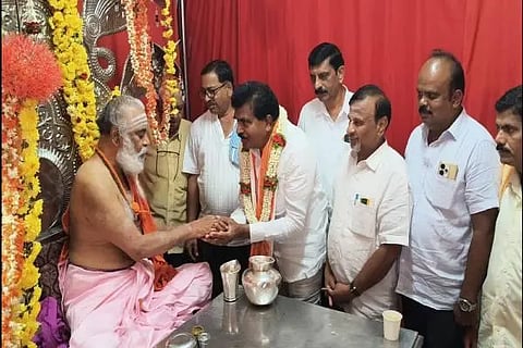 ಚಿಕ್ಕಮಗಳೂರಿನ ಶ್ರೀ ಜಗದ್ಗುರು ರೇಣುಕಾಚಾರ್ಯ ಸಮುದಾಯ ಭವನದಲ್ಲಿ ಆಯೋಜಿಸಲಾಗಿದ್ದ ಶ್ರೀ ಜಗದ್ಗುರು ರೇಣುಕಾಚಾರ್ಯ ಜಯಂತಿ ಉಗಮಾನೋತ್ಸವ ಹಾಗೂ ಭಕ್ತಿ ಬಂಡಾರಿ ಶ್ರೀ ಬಸವೇಶ್ವರ ಜಯಂತಿ ಅಂಗವಾಗಿ ಜರುಗಿದ ಜನಜಾಗೃತಿ ಧರ್ಮ ಸಮಾರಂಭದಲ್ಲಿ ಪಾಲ್ಗೊಂಡಿದ್ದಾಗ ಶಾಸಕ ಎಚ್‌.ಡಿ.ತಮ್ಮಯ್ಯ ರಂಭಾಪುರಿ ಶ್ರೀಗಳಿಗೆ ಆಶೀರ್ವಾದ ಪಡೆದರು.