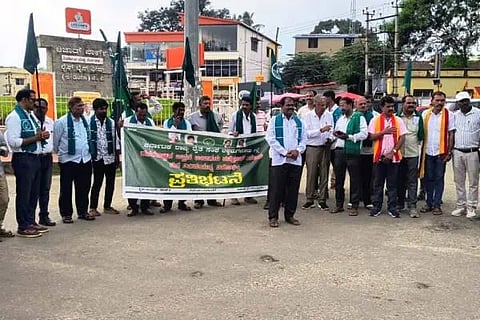ಚಿಕ್ಕಮಗಳೂರಿನ ಆಜಾದ್‌ ಪಾರ್ಕ್‌ ವೃತ್ತದಲ್ಲಿ ಪ್ರತಿಭಟನೆ ನಡೆಸಿದ ರೈತ ಸಂಘದ ಕಾರ್ಯಕರ್ತರು ರೈತರ ವಿವಿಧ ಬೇಡಿಕೆಗಳನ್ನು ಈಡೇರಿಸುವಂತೆ ಆಗ್ರಹಿಸಿದರು. 