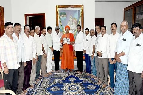 ಚಿಕ್ಕಮಗಳೂರು-ಉಡುಪಿ ಸಂಸದ ಕೋಟ ಶ್ರೀನಿವಾಸ್ ಪೂಜಾರಿ ಶನಿವಾರ ಚಿಕ್ಕಮಗಳೂರಿನ ಬಸವತತ್ವಪೀಠದ ಡಾ.ಬಸವ ಮರುಳಸಿದ್ಧ ಸ್ವಾಮೀಜಿ ಅವರಿಗೆ ಕೇಂದ್ರ ಸರ್ಕಾರದ ಸಾಧನೆಗಳ ''ಸಾರ್ವಜನಿಕ ಸೇವೆಯೇ ಸಂಕಲ್ಪ'' ಹಾಗೂ ''ರಾಷ್ಟ್ರ ನಿರ್ಮಾಣವೇ ಗುರಿ'' ಪುಸ್ತಕ ನೀಡಿದರು. ಶ್ರೀಮಠದ ಖಜಾಂಚಿ ಸದಾಶಿವಪ್ಪ, ಬಿಜೆಪಿ ರಾಜ್ಯ ರೈತ ಮೋರ್ಚಾದ ಪ್ರಧಾನ ಕಾರ್ಯದರ್ಶಿ ಎಚ್.ಸಿ‌. ಕಲ್ಮುರಡಪ್ಪ, ಬಿಜೆಪಿ ಮುಖಂಡ ಕೋಟೆ ರಂಗನಾಥ್, ಟ್ರಸ್ಟಿಗಳಾದ ಜಗದೀಶ್ ಬಾಬು, ರಾಜೇಶ್, ಬಿ.ಟಿ.ಶಶಿಧರ್, ಸಿ.ಪಿ.ಉಮೇಶ್, ಡಿ.ಸಿ.ರಾಜು ಇದ್ದರು.