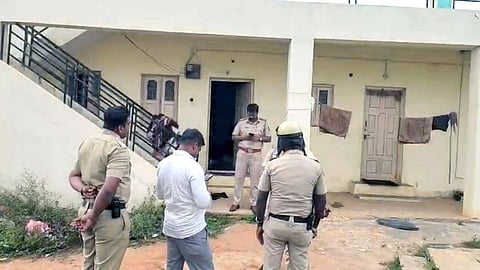  ಖಚಿತ ಮಾಹಿತಿ ಮೇರೆಗೆ ಚಿಂತಾಮಣಿ ಉಪವಿಭಾಗದ ಡಿವೈಎಸ್​ಪಿ ಮುರಳೀಧರ್​ ನೇತೃತ್ವದಲ್ಲಿ ಪೊಲೀಸ್​ ಇನ್​ಸ್ಪೆಕ್ಟರ್​ ವಿಜಿ ಕುಮಾರ್​, ಪಿಎಸ್​ಐ ರಮೇಶ್​, ಮಹಿಳಾ ಪಿಎಸ್​ಐ ಪದ್ಮಾ ಸೇರಿ ಮಹಿಳಾ ಪೊಲೀಸರ ನೇತೃತ್ವದ ತಂಡ ದಾಳಿ ನಡೆಸಿದೆೆ.