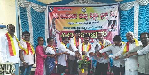 ಚನ್ನಪಟ್ಟಣದಲ್ಲಿ ಆಯೋಜಿಸಿದ್ದ ಸಿರಿ ಸಂಭ್ರಮ ಕಾರ್ಯಕ್ರಮಕ್ಕೆ ಕರ್ನಾಟಕ ಜನಪದ ಪರಿಷತ್ತಿನ ತಾಲೂಕು ಅಧ್ಯಕ್ಷ ಡಾ. ವಿಜಯ್ ರಾಂಪುರ ಚಾಲನೆ ನೀಡಿದರು.  ಗಂಗಾಧರಯ್ಯ, ನಿರ್ಮಲಾ,  ಬಸವರಾಜು,  ಗುರುಮಾದಯ್ಯ, ತೇಜಸ್ ಇದ್ದರು. 