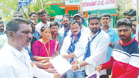 ತಿ.ನರಸೀಪುರ ತಾಲೂಕು ಕಲಿಯೂರು ಗ್ರಾಮದಲ್ಲಿ ಮಹಾನಾಯಕ ಡಾ.ಬಿ.ಆರ್.ಅಂಬೇಡ್ಕರ್ ಅಭಿಮಾನಿ ಬಳಗದಿಂದ ಪ್ರತಿಭಟನೆ ನಡೆಸಿ ಪಿಡಿಒ ಶೈಲಜಾ ಅವರಿಗೆ ಮನವಿ ಸಲ್ಲಿಸಲಾಯಿತು. ಕುಕ್ಕೂರು ರಾಜು, ಶಾಂತ, ಶಶಿಕುಮಾರ್, ರಾಜೀವ್, ರಾಜಣ್ಣ, ಚಿಕ್ಕಮಲ್ಲಯ್ಯ, ರಾಜೇಶ್ ಇದ್ದರು.