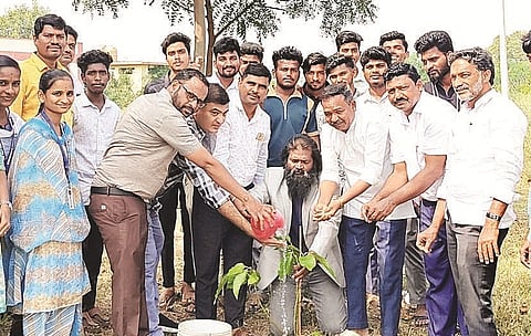 ಗಂಗಾವತಿ ತಾಲೂಕಿನ ಶ್ರೀರಾಮನಗರದ ಸಿಎನ್‌ಆರ್ ಸರ್ಕಾರಿ ಪದವಿ ಕಾಲೇಜಿನಲ್ಲಿ ಹಮ್ಮಿಕೊಂಡಿದ್ದ ಕನ್ನಡ ನಾಡು, ನುಡಿ ಚಿಂತನೆ ಕುರಿತ ಉಪನ್ಯಾಸ ಕಾರ್ಯಕ್ರಮವನ್ನು ಕರ್ನಾಟಕ ಸಾಹಿತ್ಯ ಅಕಾಡೆಮಿ ಸದಸ್ಯ ಅಜ್ಮೀರ್ ನಂದಾಪುರ ಸಸಿ ನೆಡುವ ಮೂಲಕ ಗುರುವಾರ ಉದ್ಘಾಟಿಸಿದರು. ಪ್ರಾಚಾರ್ಯ ಪ್ರೊ.ಸುಂಕೇಶ್ವರ ಕರಿಗೂಳಿ, ಸಿಎಂಎನ್ ಕಾಲೇಜಿನ ಉಪನ್ಯಾಸಕ ಡಾ. ಹನುಮಂತಪ್ಪ ಚಂದಲಾಪುರ ಇತರರಿದ್ದರು.