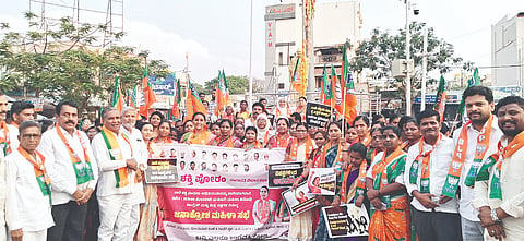 ಮಹಿಳಾ ಮೀಸಲು ಮಸೂದೆ ವಿರೋಧಿಸಿದ ಕಾಂಗ್ರೆಸ್ ಕ್ರಮ ಖಂಡಿಸಿ ಬಿಜೆಪಿ ಮಹಿಳಾ ಮೋರ್ಚಾ ನಗರ ಘಟಕದ ಸದಸ್ಯರು ಗಂಗಾವತಿ ಗಾಂಧಿ ವೃತ್ತದಲ್ಲಿ ಸೋಮವಾರ ಪ್ರತಿಭಟನೆ ನಡೆಸಿದರು. ಮಾಜಿ ಶಾಸಕ ಪರಣ್ಣ ಮುನವಳ್ಳಿ, ಕಾನೂನು ಸಲಹೆಗಾರ್ತಿ ರಾಜೇಶ್ವರಿ ಸುರೇಶ, ಮಹಿಳಾ ಮೋರ್ಚಾ ಜಿಲ್ಲಾಧ್ಯಕ್ಷೆ ರತ್ನಕುಮಾರಿ, ನಗರ ಘಟಕ ಅಧ್ಯಕ್ಷೆ ಭಾರತಿ ಆಗಲೂರು ಇತರರಿದ್ದರು.