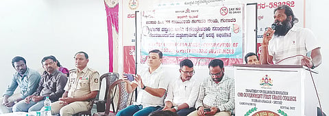 ಗಂಗಾವತಿಯಲ್ಲಿ ಹಮ್ಮಿಕೊಂಡಿದ್ದ ಮಾದಕ ವಸ್ತುಗಳು ಮತ್ತು ಮನೋದ್ರೇಕಕಾರಿ ಪದಾರ್ಥಗಳ ಸೇವನೆಯಿಂದಾಗುವ ದುಷ್ಪರಿಣಾಮಗಳ ಕುರಿತ ಅರಿವು ಅಭಿಯಾನದಲ್ಲಿ ಪ್ರಾಚಾರ್ಯ ಪ್ರೊ.ಸುಂಕೇಶ್ವರ ಕರಿಗೂಳಿ ಮಾತನಾಡಿದರು. ಅಬಕಾರಿ ವಲಯ ನಿರೀಕ್ಷಕ ವಿಠ್ಠಲ ಪೀರಗಣ್ಣನವರ್, ಎನ್ನೆಸ್ಸೆಸ್ ಕಾರ್ಯಕ್ರಮಾಧಿಕಾರಿ ವೀರೇಶ, ಪ್ರಾಧ್ಯಾಪಕರಾದ ಡಾ.ಸರ್ರಾಜ್, ರವಿಕುಮಾರ, ಡಾ. ಕೆ.ವಿರೂಪಾಕ್ಷ ಇತರರಿದ್ದರು. 
