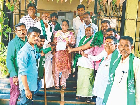 ಹೂವಿನಹಡಗಲಿಯಲ್ಲಿ ಸಿಂಗಟಾಲೂರು ಏತನೀರಾವರಿ ಯೋಜನೆ ಕಚೇರಿ ಎಫ್‌ಡಿಎ ನಿರುಪಮಾಗೆ ಕರ್ನಾಟಕ ರಾಜ್ಯ ರೈತಸಂಘದಿಂದ ಮನವಿ ಸಲ್ಲಿಸಲಾಯಿತು.
