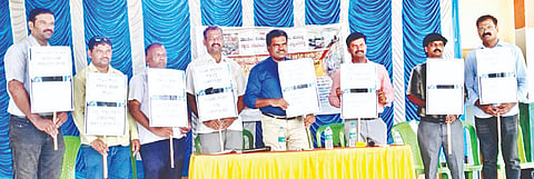 ಸರ್ಕಾರಿ ಶಾಲೆ ದಾಖಲಾತಿ ಅಂದೋಲನ ಕಾರ್ಯಕ್ರಮದಲ್ಲಿ ಭಾಗವಹಿಸಿರುವ ಅಧಿಕಾರಿಗಳು.