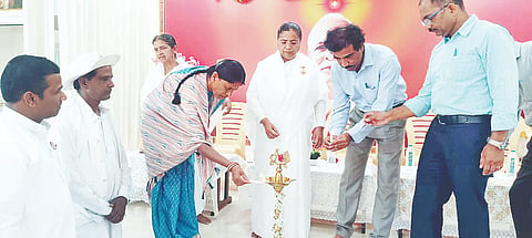 ತಿ.ನರಸೀಪುರ ಪಟ್ಟಣದ ಹೌಸಿಂಗ್ ಬೋರ್ಡ್ ಬಡಾವಣೆ, ವಿದ್ಯಾನಗರದಲ್ಲಿರುವ ಪ್ರಜಾಪಿತ ಬ್ರಹ್ಮಾಕುಮಾರಿ ಈಶ್ವರೀಯ ವಿಶ್ವ ವಿದ್ಯಾಲಯದಲ್ಲಿ ಮಂಗಳವಾರ ಆಯೋಜಿಸಿದ್ದ ವ್ಯಸನ ಮುಕ್ತ ಸಮಾಜ ನಿರ್ಮಾಣದ ಕಾರ್ಯಕ್ರಮವನ್ನು ವೈದ್ಯ ಡಾ.ದಯಾನಂದ ಬಾಬು ಉದ್ಘಾಟಿಸಿದರು. ಡಾ.ಕಿಶೋರ್, ವೀಣಾಜೀ, ಧಾನೇಶ್ವರೀಜೀ, ಬಿ.ಕೆ.ಆರಾಧ್ಯ, ಸ್ವಾಮಿ ಇತರರು ಇದ್ದರು.