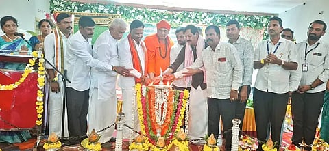 ಕಡೂರು ತಾಲೂಕು ಸರಸ್ವತಿಪುರ ಗೇಟ್ ಶನೈಶ್ಚರ ಸಮುದಾಯ ಭವನದಲ್ಲಿ ಸಾಮೂಹಿಕ ವರಮಹಾಲಕ್ಷ್ಮೀ ಪೂಜೆ ಮತ್ತು ಭಜನೋತ್ಸವ ಕಾರ್ಯಕ್ರಮವನ್ನು ಮಾಜಿ ಶಾಸಕ ವೈಎಸ್‌ವಿ ದತ್ತ ಉದ್ಘಾಟಿಸಿದರು. ಶ್ರೀ ಜ್ಞಾನಪ್ರಭು ಸಿದ್ದರಾಮ ದೇಶಿಕೇಂದ್ರ ಸ್ವಾಮೀಜಿ, ಜಿಗಣೇಹಳ್ಳಿ ನೀಲಕಂಠಪ್ಪ, ಸದಾನಂದ ಬಂಗೇರಾ ಮತ್ತಿತರರಿದ್ದರು.