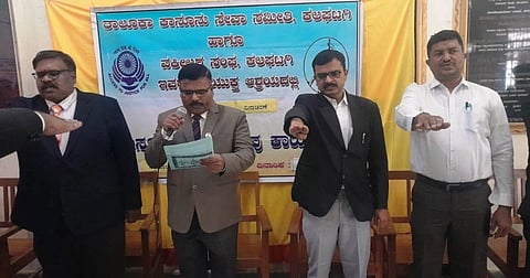 ಕಲಘಟಗಿಯಲ್ಲಿ ಬುಧವಾರ ಸಂವಿಧಾನ (Constitution) ದಿನಾಚರಣೆ ಹಾಗೂ ಕಾನೂನು ಅರಿವು-ನೆರವು ಕಾರ್ಯಕ್ರಮ ಜರುಗಿತು. ಹಿರಿಯ ದಿವಾಣಿ ನ್ಯಾಯಾಧೀಶ ರವೀಂದ್ರ. ಎಲ್. ಹೊನೋಲೆ, ನ್ಯಾಯಾಧೀಶ ಸಂಜೀವಕುಮಾರ, ಹಿರಿಯ ವಕೀಲರಾದ ಎಸ್.ಟಿ.ತೆಗ್ಗಿಹಳ್ಳಿ ಗಿರೀಶ ನಾಯ್ಕ, ಅಣ್ಣಪ್ಪ ಓಲೇಕಾರ ಇತರರು ಇದ್ದರು.