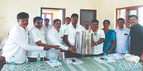 ಜಾಲಿಗೆ ಡೇರಿಗೆ ಹೆಚ್ಚು ಹಾಲು ಸರಬರಾಜು ಮಾಡಿದ ಗೋವಿಂದ ರಾಜು ಅವರಿಗೆ ವಾರ್ಷಿಕ ಸಭೆಯಲ್ಲಿ ಬಹುಮಾನ ನೀಡಲಾಯಿತು. ಬಮುಲ್​ ನಿರ್ದೇಶಕ ಎಸ್​.ಪಿ.ಮುನಿರಾಜು, ಡೇರಿ ಅಧ್ಯಕ್ಷ ಗೋವಿಂದಪ್ಪ, ಉಪಾಧ್ಯೆ ಅನೀತಾ, ಸಿಇಒ ರಮೇಶ್​ ಇತರರು ಇದ್ದರು.