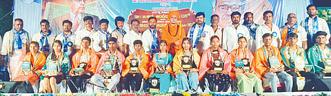 ಕುರುಗೋಡು ತಾಲೂಕಿನ ಸಿದ್ದಮ್ಮನಹಳ್ಳಿಯಲ್ಲಿ ಡಾ.ಬಿ.ಆರ್.ಅಂಬೇಡ್ಕರ್ ಹಾಗೂ ಡಾ.ಬಾಬು ಜಗಜೀವನರಾಮ್ ಜಯಂತಿ ಕಾರ್ಯಕ್ರಮದಲ್ಲಿ ಎಸ್‌ಎಸ್‌ಎಲ್‌ಸಿ ಹಾಗೂ ದ್ವಿತೀಯ ಪಿಯುಸಿಯಲ್ಲಿ ಹೆಚ್ಚು ಅಂಕ ಪಡೆದ ವಿದ್ಯಾರ್ಥಿಗಳನ್ನು ಗೌರವಿಸಲಾಯಿತು. 