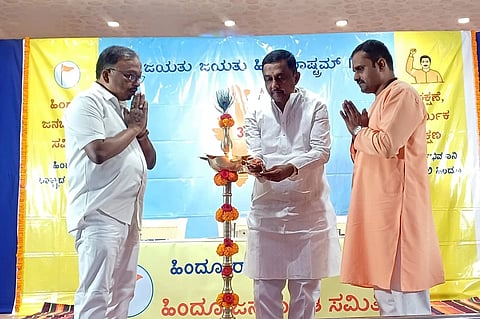 Hindu ಲಕ್ಷ್ಮೇಶ್ವರದಲ್ಲಿ ಹಿಂದೂ ಜನಜಾಗೃತಿ ಸಮಿತಿ ಹಮ್ಮಿಕೊಂಡಿದ್ದ ಹಿಂದೂ ರಾಷ್ಟ್ರ ಜಾಗೃತಿ ಸಭೆಯನ್ನು ಶರತಕುಮಾರ ಉದ್ಘಾಟಿಸಿದರು