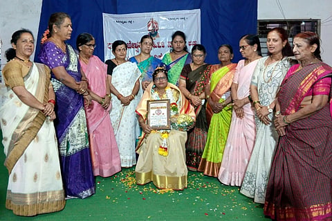 motherಲಕ್ಷ್ಮೇಶ್ವರದ ರಾಜರಾಜೇಶ್ವರಿ ಮಹಿಳಾ ಸಾಹಿತ್ಯ ಮತ್ತು ಸಾಂಸ್ಕೃತಿಕ ವೇದಿಕೆಯಿಂದ ಜರುಗಿದ ಕಾರ್ಯಕ್ರಮದಲ್ಲಿ ರಾಜ್ಯಮಟ್ಟದ ಚೈತನ್ಯಶ್ರೀ ಪ್ರಶಸ್ತಿ ಪುರಸ್ಕೃತರಾದ ನಿರ್ಮಲಾ ಅರಳಿ ಅವರನ್ನು ಸನ್ಮಾನಿಸಲಾಯಿತು. 