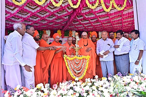 ತಿ.ನರಸೀಪುರ ತಾಲೂಕಿನ ಮಾಡ್ರಹಳ್ಳಿ ಗ್ರಾಮದಲ್ಲಿ ಆಯೋಜಿಸಿದ್ದ ಶ್ರೀ ಚನ್ನಮಲ್ಲಿಕಾರ್ಜುನ ಸ್ವಾಮೀಜಿ ಅವರ ಸುವರ್ಣ ಪುಣ್ಯಸ್ಮರಣೋತ್ಸವ ಕಾರ್ಯಕ್ರಮವನ್ನು ಸಾಲೂರು ಮಠದ ಡಾ.ಶ್ರೀಶಾಂತ ಮಲ್ಲಿಕಾರ್ಜುನ ಸ್ವಾಮೀಜಿ ಉದ್ಘಾಟಿಸಿದರು. ಸುತ್ತೂರು ಮಠದ ಶ್ರೀ ಶಿವರಾತ್ರಿ ದೇಶಿಕೇಂದ್ರ ಸ್ವಾಮೀಜಿ, ಶ್ರೀ ಸಿದ್ದಲಿಂಗ ಶಿವಾಚಾರ್ಯ ಸ್ವಾಮೀಜಿ, ಶ್ರೀ ಶಾಂತಮಲ್ಲಿಕಾರ್ಜುನ ಸ್ವಾಮೀಜಿ, ಹೆಳವರಹುಂಡಿ ಸಿದ್ದಪ್ಪ, ಪುಟ್ಟಬುದ್ದಿ ಇತರರು ಇದ್ದರು.