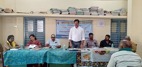 ತಿ.ನರಸೀಪುರದ ಸೆಸ್ಕ್ ಉಪ ವಿಭಾಗದ ಕಛೇರಿಯಲ್ಲಿ ಗುರುವಾರ ಜನಸಂಪರ್ಕ ಸಭೆಯಲ್ಲಿ ಎಇಇ ಕೆ.ವಿ.ವೀರೇಶ್ ಮಾತನಾಡಿದರು. ಚಂದ್ರಕಲಾ, ಗೀತಾ, ರಂಗಸ್ವಾಮಿ, ಸೋಮ, ನಾಗರಾಜು ಇದ್ದರು.