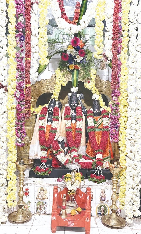 ಹೂವಿನಹಡಗಲಿ ಶ್ರೀ ರಾಮ ದೇವಸ್ಥಾನದಲ್ಲಿ ಶ್ರೀರಾಮ, ಸೀತೆ ಹಾಗೂ ಲಕ್ಷ್ಮಣ ಮೂರ್ತಿಯನ್ನು ವಿಶೇಷವಾಗಿ ಅಲಂಕರಿಸಲಾಗಿತ್ತು.