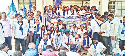 ಮಳವಳ್ಳಿ ಪಟ್ಟಣದ ತಾಲೂಕು ಕಚೇರಿ ಮುಂದೆ ಬಲಗೈ ಸಮುದಾಯಗಳ ಒಕ್ಕೂಟದ ಸದಸ್ಯರು ಪ್ರತಿಭಟನೆ ನಡೆಸಿದರು. ಸುರೇಶ್, ಪೂರಿಗಾಲಿ ಜಯರಾಜು, ಬೆಳಕವಾಡಿ ಕಾಂತರಾಜು, ಕಲ್ಕುಣಿ ನಂಜುಂಡಸ್ವಾಮಿ, ಸಿದ್ದರಾಮು, ಚಂದ್ರಹಾಸ್, ನಾಗರಾಜು, ಮಹದೇವಸ್ವಾಮಿ, ಕೆಂಪರಾಜು, ಜಯಚಂದ್ರ, ವೃಷಭೇಂದ್ರ, ಸಿದ್ದರಾಜು ಇತರರಿದ್ದರು.  