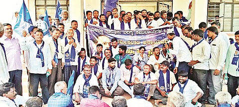 ಮಳವಳ್ಳಿ ಪಟ್ಟಣದ ತಾಲೂಕು ಕಚೇರಿ ಮುಂದೆ ಬಲಗೈ ಸಮುದಾಯಗಳ ಒಕ್ಕೂಟದ ಸದಸ್ಯರು ಪ್ರತಿಭಟನೆ ನಡೆಸಿದರು. ಸುರೇಶ್, ಪೂರಿಗಾಲಿ ಜಯರಾಜು, ಬೆಳಕವಾಡಿ ಕಾಂತರಾಜು, ಕಲ್ಕುಣಿ ನಂಜುಂಡಸ್ವಾಮಿ, ಸಿದ್ದರಾಮು, ಚಂದ್ರಹಾಸ್, ನಾಗರಾಜು, ಮಹದೇವಸ್ವಾಮಿ, ಕೆಂಪರಾಜು, ಜಯಚಂದ್ರ, ವೃಷಭೇಂದ್ರ, ಸಿದ್ದರಾಜು ಇತರರಿದ್ದರು.  