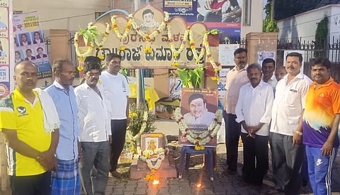 ಮಳವಳ್ಳಿಯ ಅನಂತರಾಮ್ ವೃತ್ತದಲ್ಲಿ ಸೋಮವಾರ ಡಾ.ರಾಜ್ ಅಭಿಮಾನಿಗಳ ಸಂಘದ ವತಿಯಿಂದ ರಾಜಕುಮಾರ್ ಭಾವಚಿತ್ರಕ್ಕೆ ಪೂಜೆ ಸಲ್ಲಿಸಿ, ಪುಷ್ಪಾರ್ಚನೆ ಮಾಡುವ ಮೂಲಕ ಜನ್ಮದಿನವನ್ನು ಆಚರಿಸಲಾಯಿತು. ಕೃಷ್ಣ, ರೋ.ಎಂ.ವಿ.ಸೋಮಶೇಖರ್, ಜಗದೀಶ್, ಶ್ರೀಕಂಠಯ್ಯ, ಮಂಜುನಾಥ್, ಚನ್ನಗಿರಿ, ವೆಂಕಟೇಶ್, ನಾಗರಾಜು, ಜಯರಾಮು, ರಮೇಶ ಇದ್ದರು. 