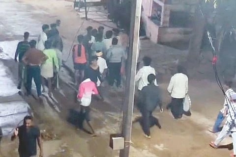 ಶಹಾಪುರದಲ್ಲಿ ಮೊಹರಂ ಖತಲ್ ರಾತ್ರಿ ಆಚರಣೆ ಸಂದರ್ಭದಲ್ಲಿ ಯುವಕರ ಗುಂಪುಗಳ ನಡುವೆ ಗಲಾಟೆ ನಡೆದಿರುವ ದೃಶ್ಯ.