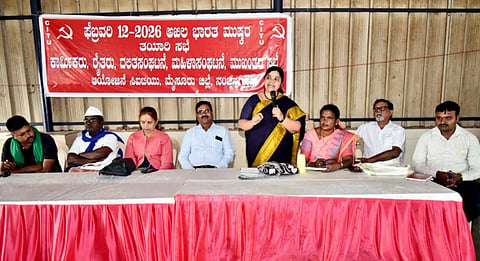 ಅಖಿಲ ಭಾರತ ಸಾರ್ವತ್ರಿಕ ಮುಷ್ಕರದ ಪೂರ್ವಭಾವಿ ಸಂಬಂಧ ನಂಜನಗೂಡು ತಾಲೂಕು ಸಿಐಟಿಯು ಆಯೋಜಿಸಿದ್ದ ಸಭೆಯಲ್ಲಿ ಸಿಐಟಿಯು ರಾಜ್ಯ ಪ್ರಧಾನ ಕಾರ್ಯದರ್ಶಿ ಎಸ್. ವರಲಕ್ಷ್ಮೀ ಮಾತನಾಡಿದರು. ಎಚ್.ಎಸ್. ಸುನಂದಾ, ಎಂ.ಕೆ.ಬಾಲಾಜಿ ರಾವ್ ಇತರರು ಇದರು. 