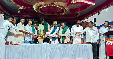 ತಾಲೂಕಿನ ಶಿರಮಳ್ಳಿ ಗ್ರಾಮದಲ್ಲಿ ರೈತ ಸಂಘದ ಗ್ರಾಮ ಘಟಕವನ್ನು ರೈತ ಮುಖಂಡ ಹೊನ್ನೂರು ಪ್ರಕಾಶ್ ಉದ್ಘಾಟಿಸಿದರು. ಮಂಜು ಕಿರಣ್, ಶಿರಮಳ್ಳಿ ಮಂಜುನಾಥ್, ಪುಟ್ಟಬಸಪ್ಪ, ಮಹೇಂದ್ರ ಇತರರು ಇದ್ದರು.