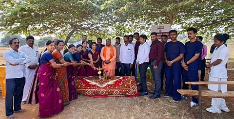 ನಂಜನಗೂಡು ತಾಲೂಕಿನ ಹಲ್ಲರೆ ಗ್ರಾಮದಲ್ಲಿ ಉಚಿತ ಆರೋಗ್ಯ ಹಾಗೂ ಕಣ್ಣಿನ ತಪಾಸಣಾ ಶಿಬಿರವನ್ನು ಹಲ್ಲರೆ ಮಠಾಧ್ಯಕ್ಷ ಶ್ರೀ ಬಸವಣ್ಣ ಸ್ವಾಮೀಜಿ ಉದ್ಘಾಟಿಸಿದರು. ನಂದಿನಿ ಮಹೇಶ್, ಭ್ರಮರಾಂಬಿಕೆ ಇತರರು ಇದ್ದರು.