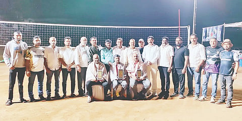 ನಾಪೋಕ್ಲು ಡೆಕ್ಕನ್ ಯೂತ್ ಕ್ಲಬ್ ವತಿಯಿಂದ ಆಯೋಜಿಸಲಾಗಿದ್ದ ಹೊನಲು ಬೆಳಕಿನ ವಾಲಿಬಾಲ್ ಪಂದ್ಯಾಟದಲ್ಲಿ ಸಾಧಕ ಮಕ್ಕಳ ಪಾಲಕರನ್ನು ಸನ್ಮಾನಿಸಲಾಯಿತು. ಆಬಿದ್, ಹಂಸ ಕೊಟ್ಟ ಮುಡಿ, ಅರೆಯಡ ರತ್ನಾ ಪೆಮ್ಮಯ್ಯ, ಕೆ.ಎ. ಇಸ್ಮಾಯಿಲ್ ಇದ್ದರು.