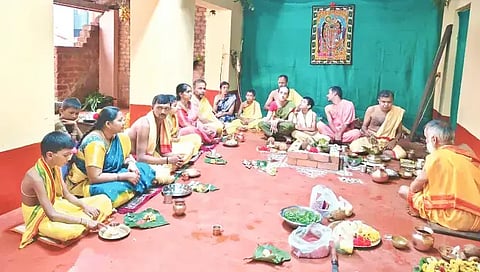 ಎನ್.ಆರ್.ಪುರ ಪಟ್ಟಣದ ಅಗ್ರಹಾರದ ಗಾಯತ್ರಿ ದೇವಸ್ಥಾನದಲ್ಲಿ ವಿಪ್ರ ಮುಖಂಡರಾದ ಎನ್.ಶ್ರೀನಾಥ್, ಎಸ್.ಎನ್.ಸುರೇಶ್ ನೇತೃತ್ವದಲ್ಲಿ ಋಗ್ ಉಪಾಕರ್ಮ ನಡೆಯಿತು.