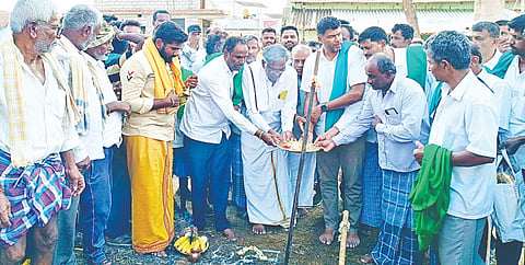 ಪಾಂಡವಪುರ ತಾಲೂಕಿನ ಹೊಸಕೋಟೆ ಗ್ರಾಮದಲ್ಲಿ ರಸ್ತೆ ಮತ್ತು ಚರಂಡಿ ಅಭಿವೃದ್ಧಿ ಕಾಮಗಾರಿಗಳಿಗೆ ಶಾಸಕ ದರ್ಶನ್ ಪುಟ್ಟಣ್ಣಯ್ಯ ಭೂಮಿಪೂಜೆ ನೆರವೇರಿಸಿದರು. 