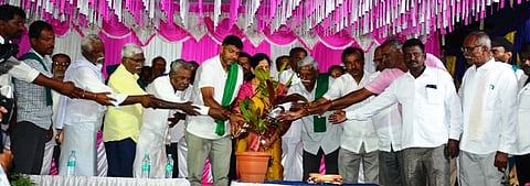 ಪಾಂಡವಪುರ ತಾಲೂಕಿನ ಕಣಿವೆಕೊಪ್ಪಲು ಗ್ರಾಮದಲ್ಲಿ ನಡೆದ ಭೂಮಿ ಪೂಜೆ ಹಾಗೂ ಅಭಿನಂದನಾ ಸಮಾರಂಭವನ್ನು ಶಾಸಕ ದರ್ಶನ್‌ಪುಟ್ಟಣ್ಣಯ್ಯ ಉದ್ಘಾಟಿಸಿದರು. ಸುನೀತಾ ಪುಟ್ಟಣ್ಣಯ್ಯ, ಎ.ಎಲ್.ಕೆಂಪೂಗೌಡ ಇತರರು ಇದ್ದರು. 