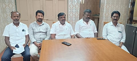 pressmeet ಪಾವಗಡ ತಾಲೂಕಿನ ನಿರೀಕ್ಷಣಾ ಮಂದಿರದಲ್ಲಿ ಹಮ್ಮಿಕೊಂಡಿದ್ದ ಸುದ್ದಿಗೋಷ್ಠಿಯಲ್ಲಿ ಜೆಡಿಎಸ್​ ತಾಕೂಕು ಅಧ್ಯಕ್ಷ ಎನ್​.ಎ.ಈರಣ್ಣ, ಯುವ ಘಟಕ ಅಧ್ಯಕ್ಷ ಭರತ್​ ಯಾದವ್​, ವದನಕಲ್ಲು ಪಾಲಯ್ಯ, ಜಯಶೀಲ ರೆಡ್ಡಿ ಇದ್ದರು. 
