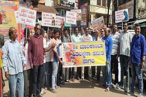 ಸಾಗರ ಮಾರಿಕಾಂಬಾ ದೇವಿ ನ್ಯಾಸ ಪ್ರತಿಷ್ಠಾನದ ವಿರುದ್ಧ ಕಾನೂನು ಹೋರಾಟ ಮಾಡಲು ದೇಣಿಗೆ ಕೊಡಿ ಎಂದು ಮಾರಿಕಾಂಬಾ ಹಿತರಕ್ಷಣಾ ಸಮಿತಿ ಪ್ರಮುಖರು ಭಿಕ್ಷಾಟನೆ ಮೂಲಕ ಪ್ರತಿಭಟನೆ ನಡೆಸಿದರು. ಎಂ.ಡಿ.ಆನಂದ್, ವಿ.ಶಂಕರ್, ನಿತ್ಯಾನಂದ ಶೆಟ್ಟಿ, ಬಾಲಕೃಷ್ಣ, ಜನಾರ್ದನ ಆಚಾರಿ ಇತರರಿದ್ದರು.