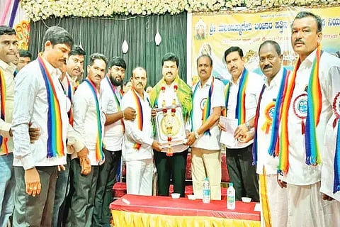 ಶಿಕಾರಿಪುರದಲ್ಲಿ ಶ್ರೀ ಮರಿಯಮ್ಮ ದೇವಿ ಬಂಜಾರ ಪತ್ತಿನ ಸಹಕಾರ ಸಂಘದಿಂದ ಲೋಕಸಭಾ ಸದಸ್ಯ ಬಿ.ವೈ.ರಾಘವೇಂದ್ರ ಅವರನ್ನು ಸನ್ಮಾನಿಸಲಾಯಿತು. ಬಿ.ವೈ.ವಿಜಯೇಂದ್ರ, ರಮೇಶ್ ನಾಯ್ಕ, ಗಂಗಾನಾಯ್ಕ ಇತರರಿದ್ದರು.