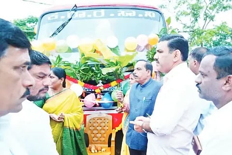 ಶಿಕಾರಿಪುರ-ತರಲಘಟ್ಟ ನಡುವೆ ನೂತನ ಬಸ್ ಸಂಚಾರಕ್ಕೆ ಶಾಸಕ ಬಿ.ವೈ.ವಿಜಯೇಂದ್ರ ಚಾಲನೆ ನೀಡಿದರು. ಕೆ.ಎಸ್.ಗುರುಮೂರ್ತಿ, ನಾಗರಾಜ್, ಅಶೋಕ್, ಅಂಬಿಕಾ ಇತರರಿದ್ದರು.