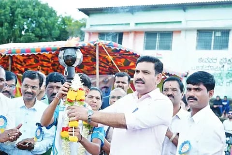 ಶಿಕಾರಿಪುರದಲ್ಲಿ ಪದವಿಪೂರ್ವ ಕಾಲೇಜುಗಳ ಕ್ರೀಡಾಕೂಟವನ್ನು ಶಾಸಕ ಬಿ.ವೈ.ವಿಜಯೇಂದ್ರ ಉದ್ಘಾಟಿಸಿದರು. ರಾಜು, ಬಂಗಾರಪ್ಪ, ಸುರೇಶ್, ಡಾ. ವೀರೇಂದ್ರ ಇತರರಿದ್ದರು.