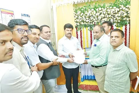 ಶಿಕಾರಿಪುರ ತಾಲೂಕು ಆಸ್ಪತ್ರೆಯಲ್ಲಿ ಸಿಬಿ ನ್ಯಾಟ್ ಯಂತ್ರ ಉದ್ಘಾಟನೆ ಕಾರ್ಯಕ್ರಮದಲ್ಲಿ ವಿವಿಧ ಬೇಡಿಕೆ ಈಡೇರಿಸುವಂತೆ ಸಂಸದ ಬಿ.ವೈ.ರಾಘವೇಂದ್ರ ಅವರಿಗೆ ವೈದ್ಯರು ಮನವಿ ಸಲ್ಲಿಸಿದರು. ಡಾ. ಅರುಣ್‌ಕುಮಾರ್, ಡಾ. ಬಸವ ಕುಲಾಲ್, ಡಾ. ಅಶೋಕ್ ಇತರರಿದ್ದರು.