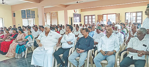 ವೀರಶೈವ-ಲಿಂಗಾಯಿತ ಹಾಗೂ ಒಕ್ಕಲಿಗ ಕಾಂಗ್ರೆಸ್ ಮುಖಂಡರ ಸಭೆ ಸಕಲೇಶಪುರ ಪಟ್ಟಣದ ಲಯನ್ಸ್ ಹಾಲ್‌ನಲ್ಲಿ ಆಯೋಜಿಸಲಾಗಿತ್ತು.