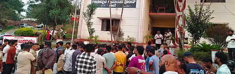 ಸಕಲೇಶಪುರ ಗ್ರಾಮಾಂತರ ಠಾಣೆ ಮುಂದೆ ಜಮಾಯಿಸಿರುವ ಫೋಟೋಗ್ರಾಫರ್ಸ್‌ ಹಾಗೂ ಸ್ಥಳೀಯರು.
